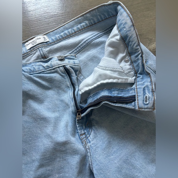 Abercrombie & Fitch The Skinny High Rise Light Wash Distressed Women’s size 18L - Picture 4 of 6